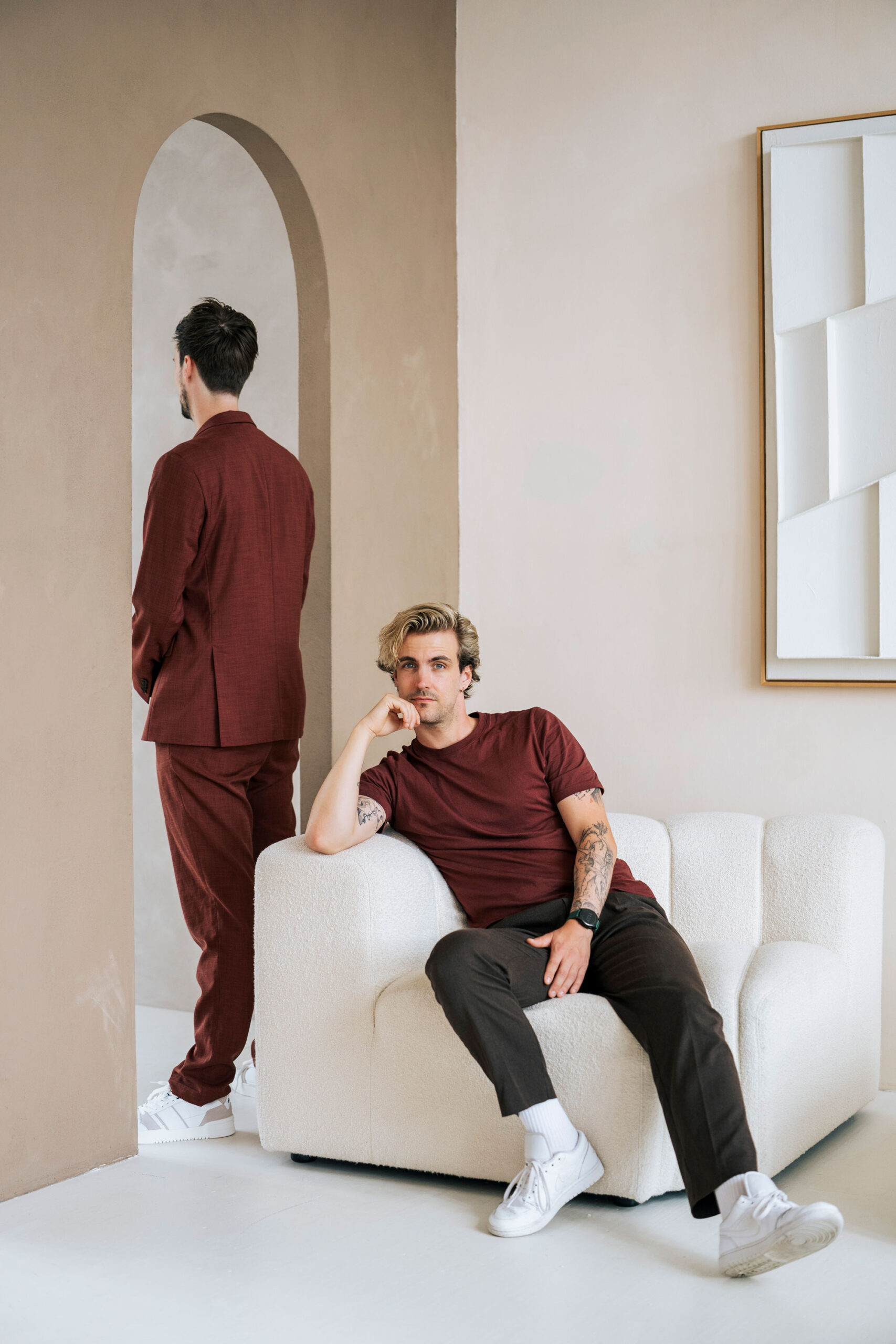 Profiel foto van Dave waarop hij zit en Joey met zijn rug naar hem toe staat.